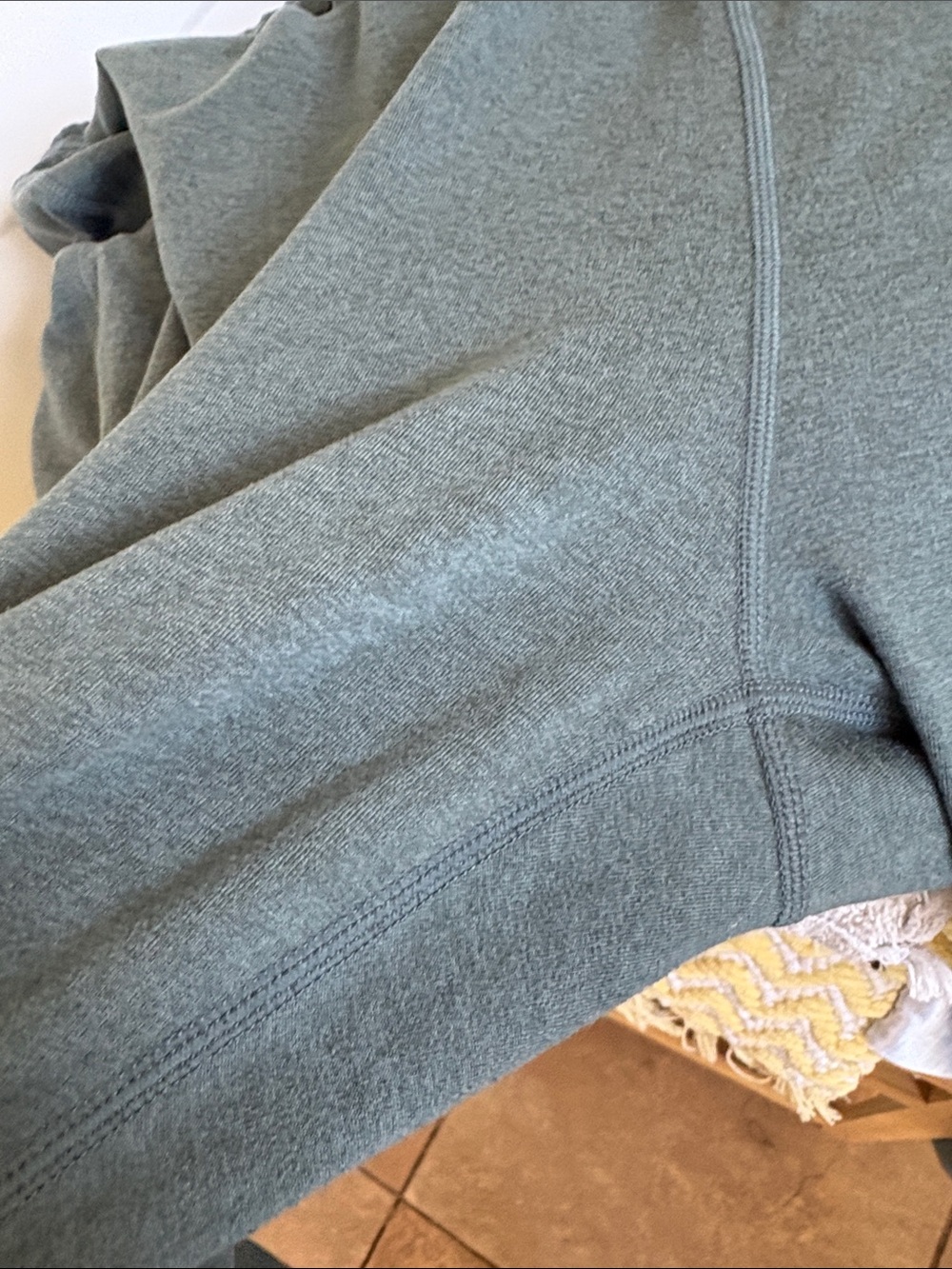 Vuori Performance Joggers in Heather Green Sage Size XL - Picture 7 of 10